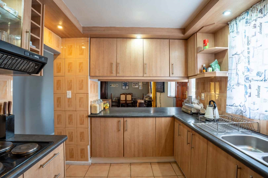 5 Bedroom Property for Sale in Electric City Western Cape